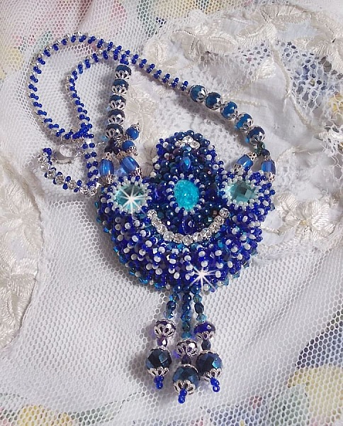 Collier artisanal bleu brodé de cristaux Swarovski et perles.