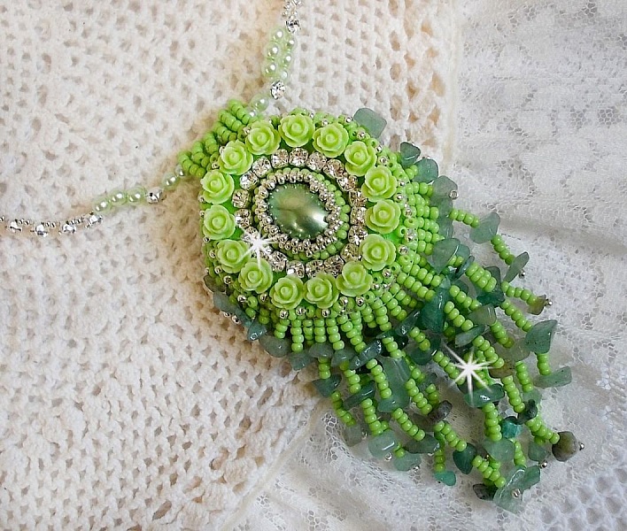 Collier Passion cr&eacute;e avec des chips aventurine, des roses en r&eacute;sine avec un cabochon et des rocailles.