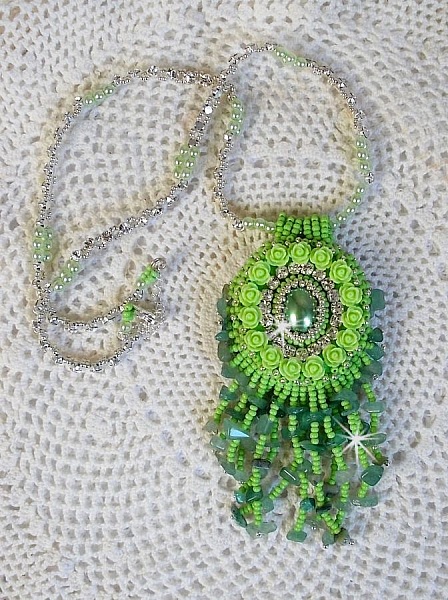 Collier Passion cr&eacute;e avec des chips aventurine, des roses en r&eacute;sine avec un cabochon et des rocailles.