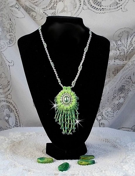 Collier Passion cr&eacute;e avec des chips aventurine, des roses en r&eacute;sine avec un cabochon et des rocailles.