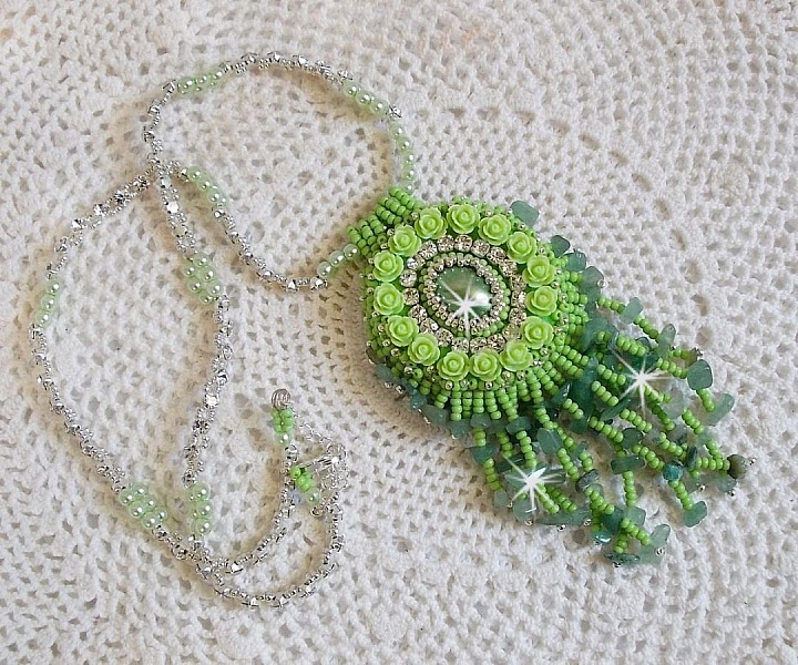 Collier Passion cr&eacute;e avec des chips aventurine, des roses en r&eacute;sine avec un cabochon et des rocailles.