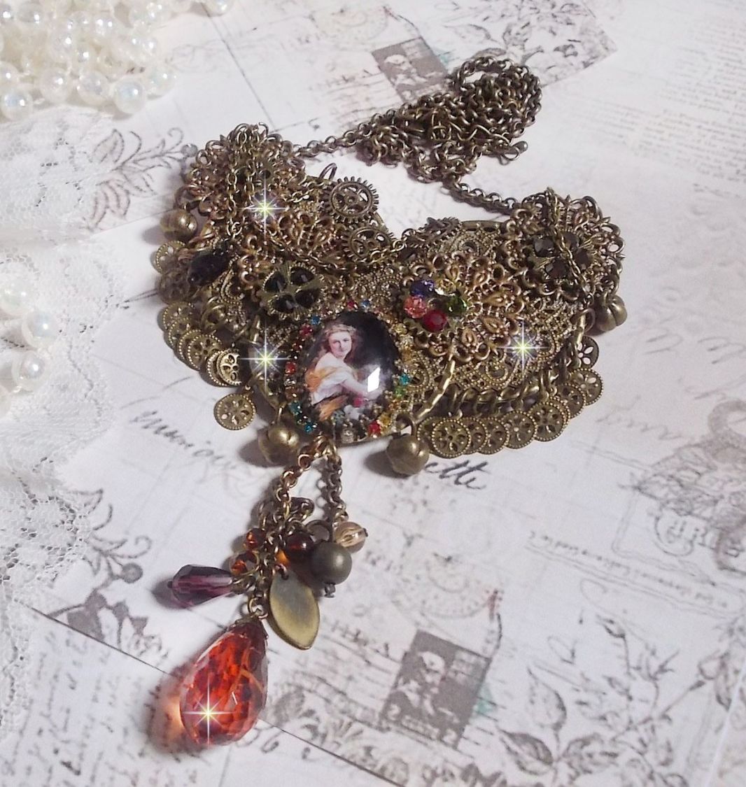 Necklace Mes Passions Broc's created a woman with golden hair with flowers, accessories of Bronze color, charms of crystals and a rhinestone chain