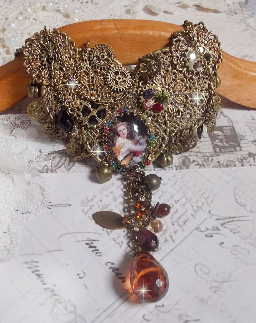 Necklace Mes Passions Broc's created a woman with golden hair with flowers, accessories of Bronze color, charms of crystals and a rhinestone chain