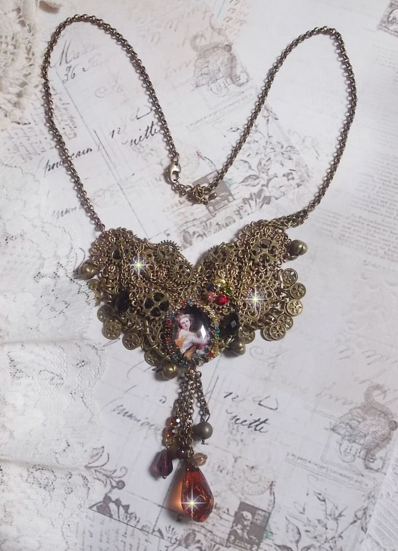 Necklace Mes Passions Broc's created a woman with golden hair with flowers, accessories of Bronze color, charms of crystals and a rhinestone chain