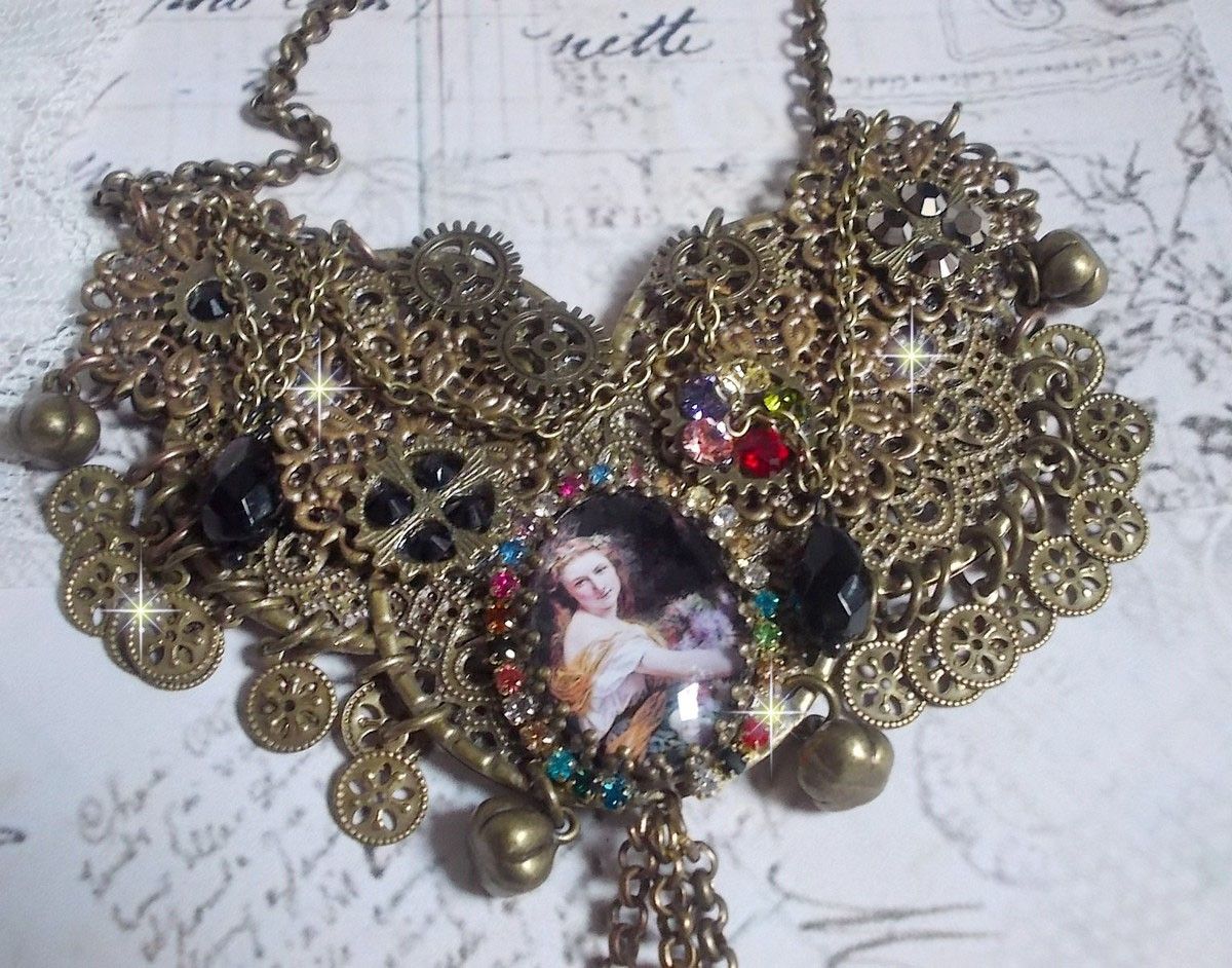 Necklace Mes Passions Broc's created a woman with golden hair with flowers, accessories of Bronze color, charms of crystals and a rhinestone chain