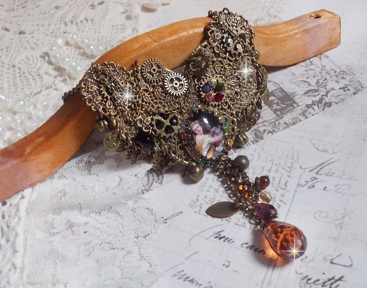 Necklace Mes Passions Broc's created a woman with golden hair with flowers, accessories of Bronze color, charms of crystals and a rhinestone chain