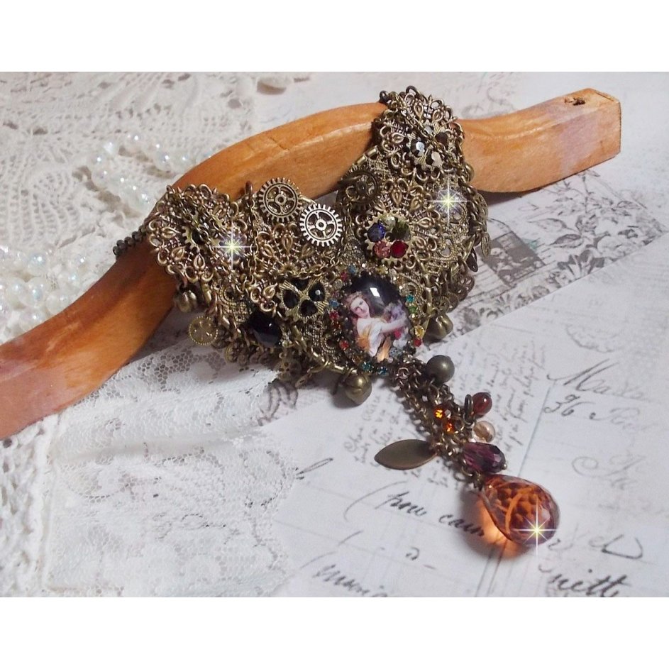 Necklace Mes Passions Broc's created a woman with golden hair with flowers, accessories of Bronze color, charms of crystals and a rhinestone chain