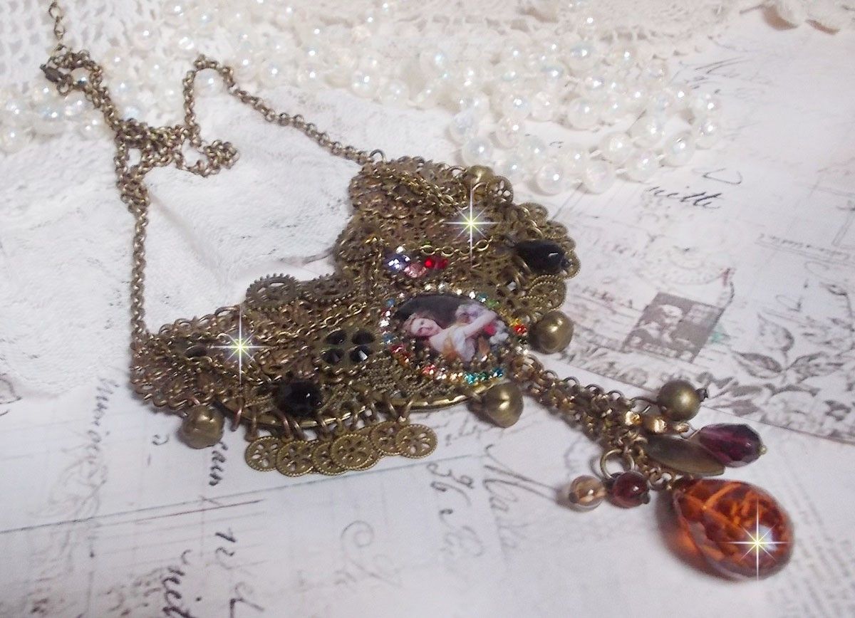 Necklace Mes Passions Broc's created a woman with golden hair with flowers, accessories of Bronze color, charms of crystals and a rhinestone chain