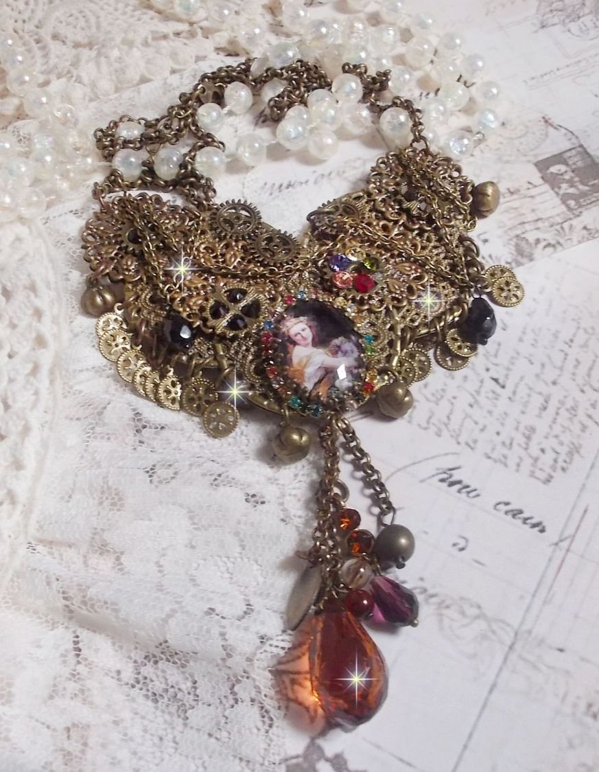 Necklace Mes Passions Broc's created a woman with golden hair with flowers, accessories of Bronze color, charms of crystals and a rhinestone chain