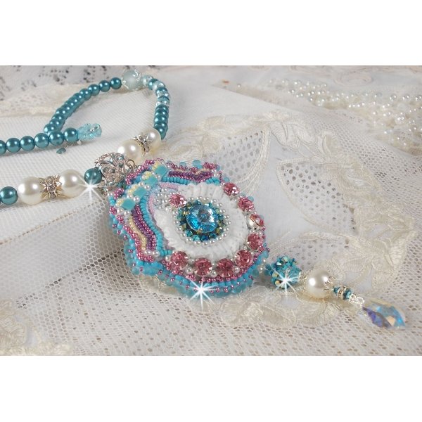 Collier pendentif Beauty Alicia Blue avec des cristaux de Swarovski et une dentelle tr&egrave;s fine.