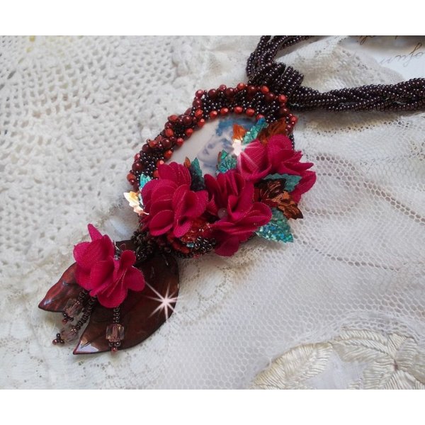 Belle H&eacute;l&egrave;ne Haute-Couture pendant necklace with fabric flowers and mother of pearl leaves