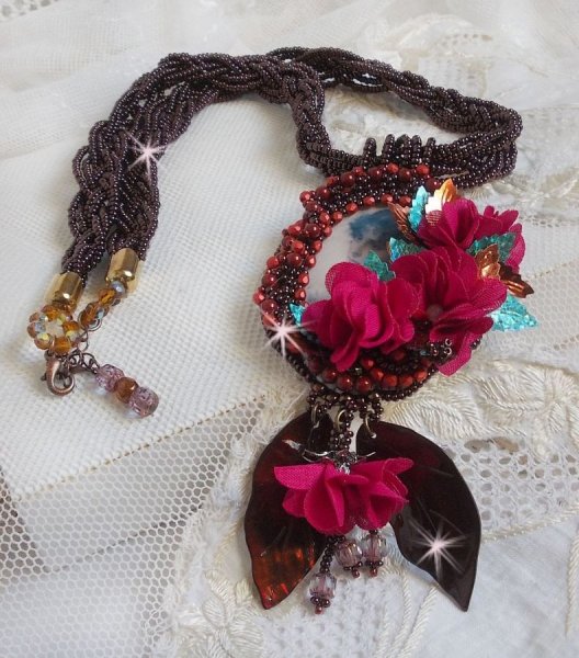 Belle H&eacute;l&egrave;ne Haute-Couture pendant necklace with fabric flowers and mother of pearl leaves