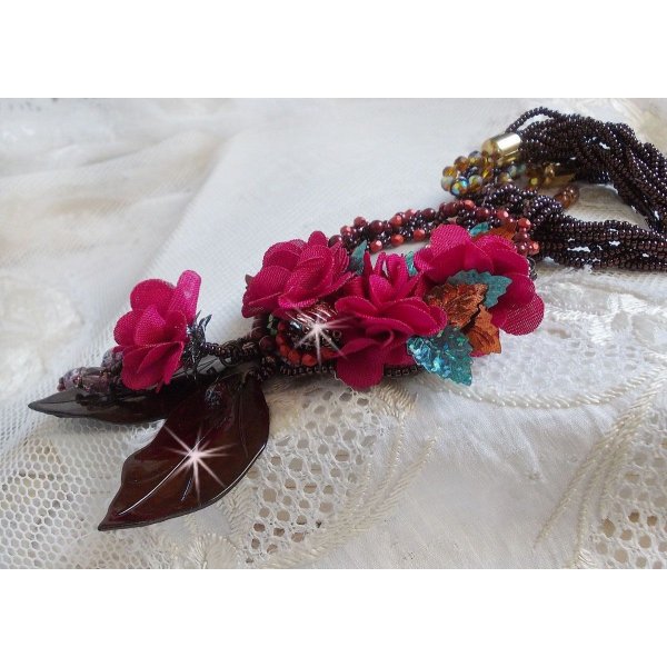 Belle H&eacute;l&egrave;ne Haute-Couture pendant necklace with fabric flowers and mother of pearl leaves
