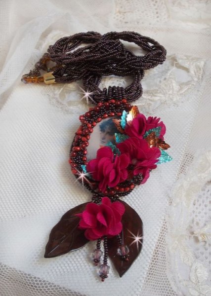 Belle H&eacute;l&egrave;ne Haute-Couture pendant necklace with fabric flowers and mother of pearl leaves