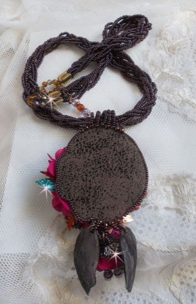 Belle H&eacute;l&egrave;ne Haute-Couture pendant necklace with fabric flowers and mother of pearl leaves