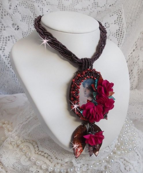 Belle H&eacute;l&egrave;ne Haute-Couture pendant necklace with fabric flowers and mother of pearl leaves