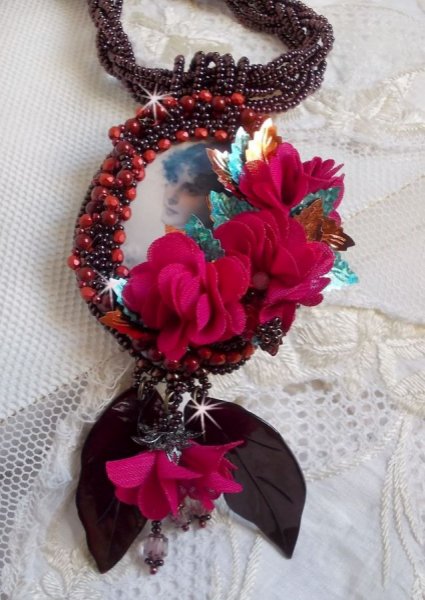 Belle H&eacute;l&egrave;ne Haute-Couture pendant necklace with fabric flowers and mother of pearl leaves