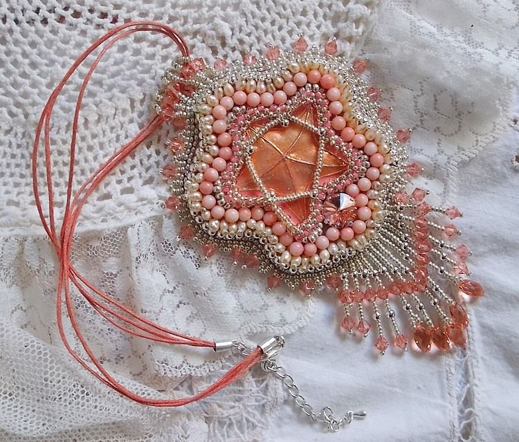 Coral pendant necklace embroidered with a metal star and cultured pearls 