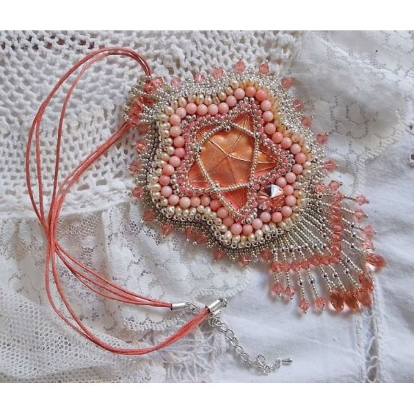 Coral pendant necklace embroidered with a metal star and cultured pearls 