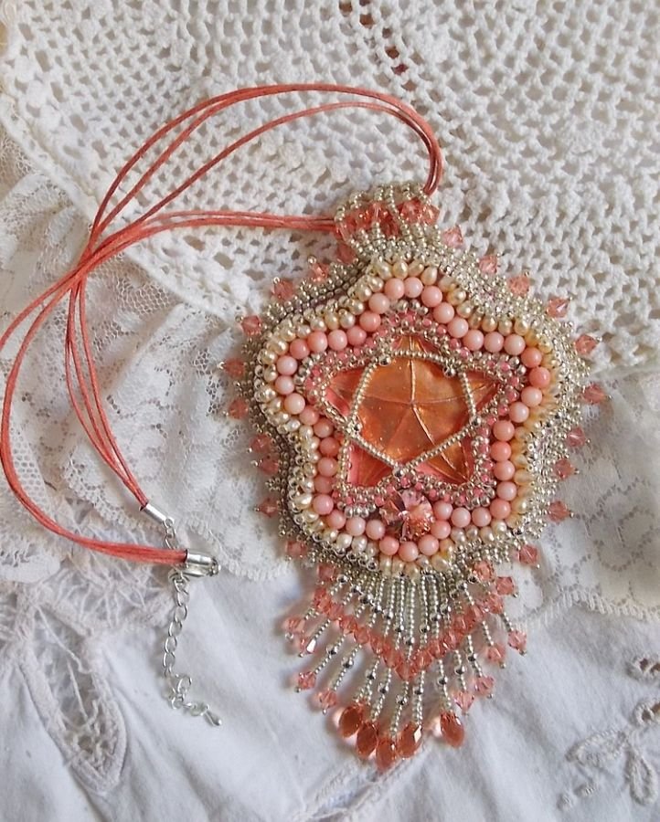 Coral pendant necklace embroidered with a metal star and cultured pearls 