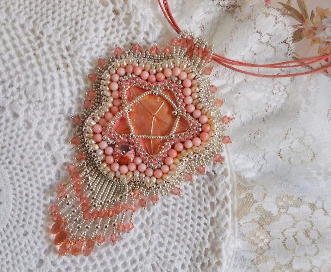 Coral pendant necklace embroidered with a metal star and cultured pearls 