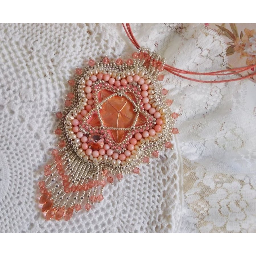 Coral pendant necklace embroidered with a metal star and cultured pearls 