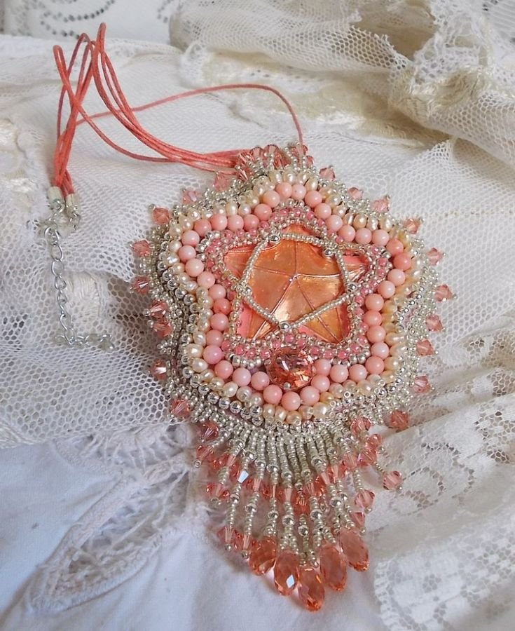 Coral pendant necklace embroidered with a metal star and cultured pearls 