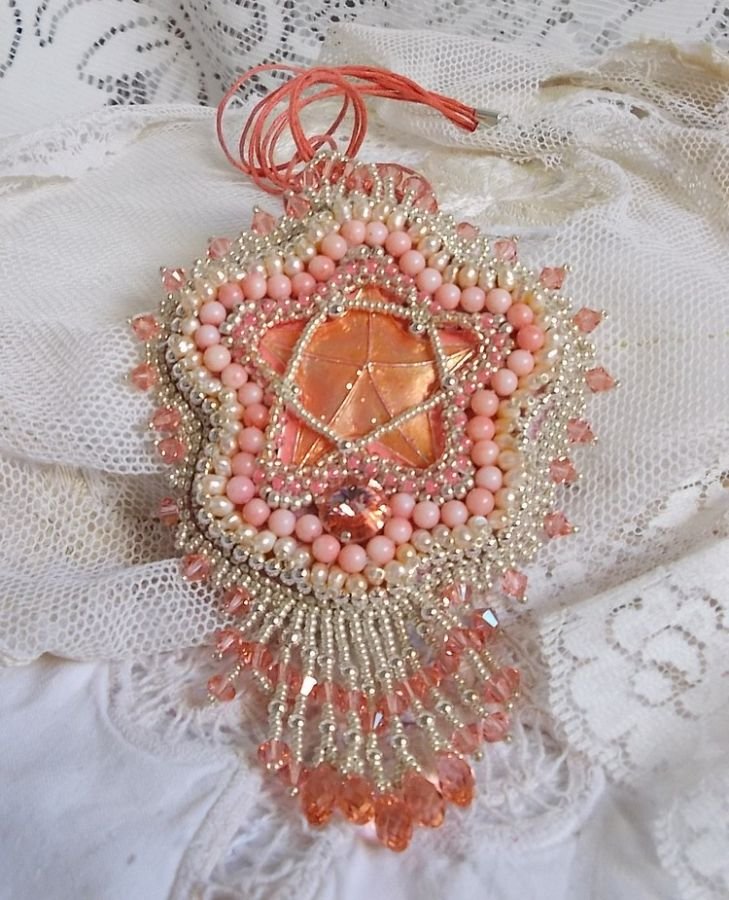 Coral pendant necklace embroidered with a metal star and cultured pearls 