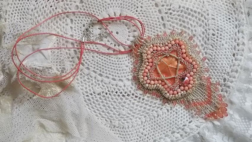 Coral pendant necklace embroidered with a metal star and cultured pearls 