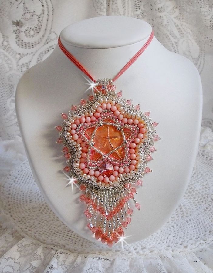 Coral pendant necklace embroidered with a metal star and cultured pearls 