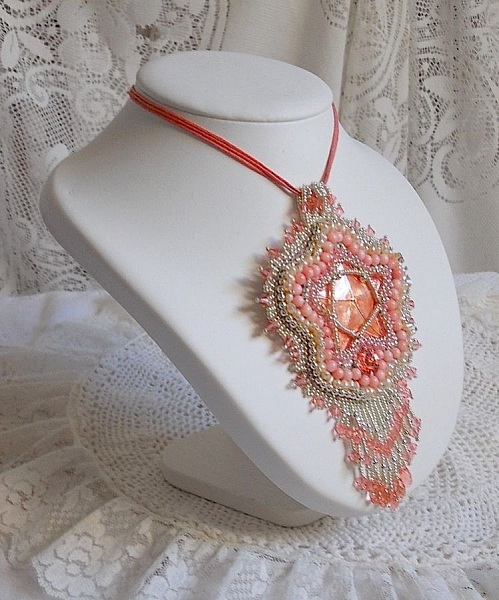 Coral pendant necklace embroidered with a metal star and cultured pearls 