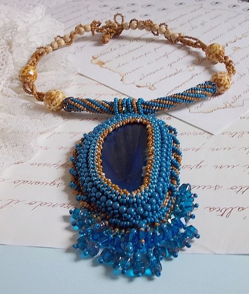 Corsica pendant necklace embroidered with a sapphire blue agate and beige seed beads