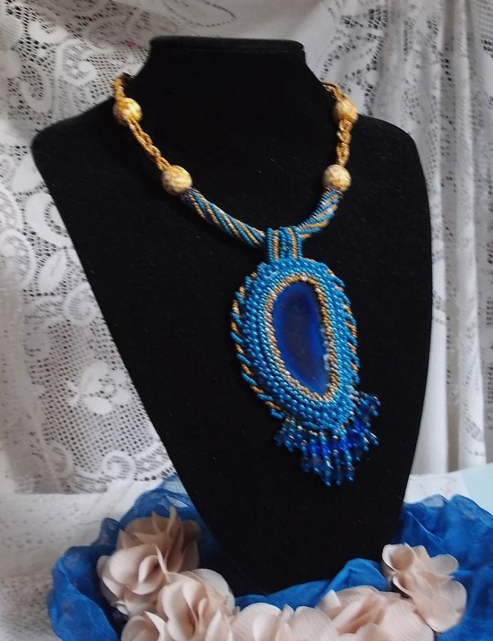 Corsica pendant necklace embroidered with a sapphire blue agate and beige seed beads