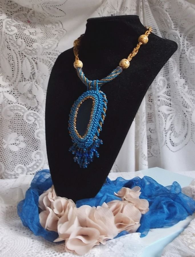 Corsica pendant necklace embroidered with a sapphire blue agate and beige seed beads