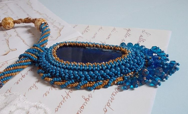 Corsica pendant necklace embroidered with a sapphire blue agate and beige seed beads