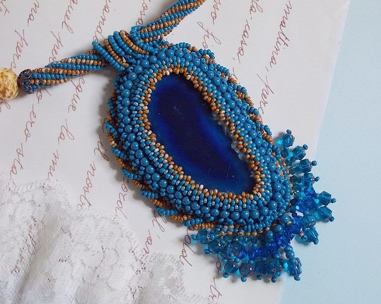 Corsica pendant necklace embroidered with a sapphire blue agate and beige seed beads