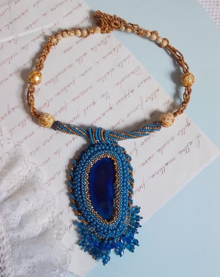 Corsica pendant necklace embroidered with a sapphire blue agate and beige seed beads