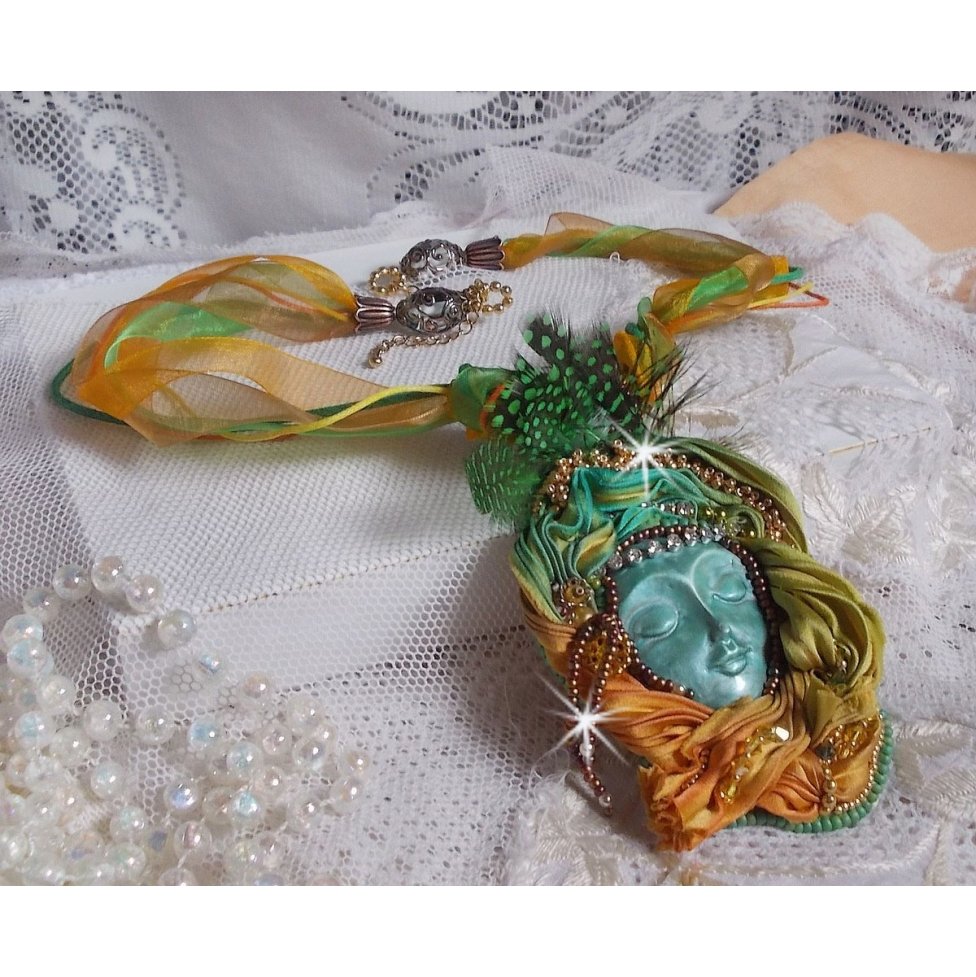 Collier pendentif Lune Vénitienne brodé avec un très beau ruban de soie, des cristaux de Swarovski et d'autres perles de qualité 