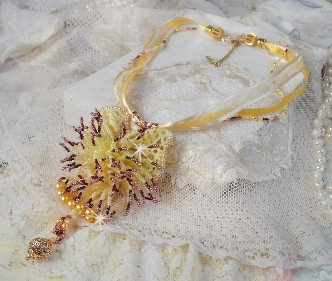 La Petite Robe Jaune pendant necklace with seed beads, Swarovski beads and others.