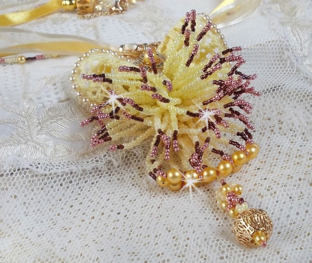 La Petite Robe Jaune pendant necklace with seed beads, Swarovski beads and others.