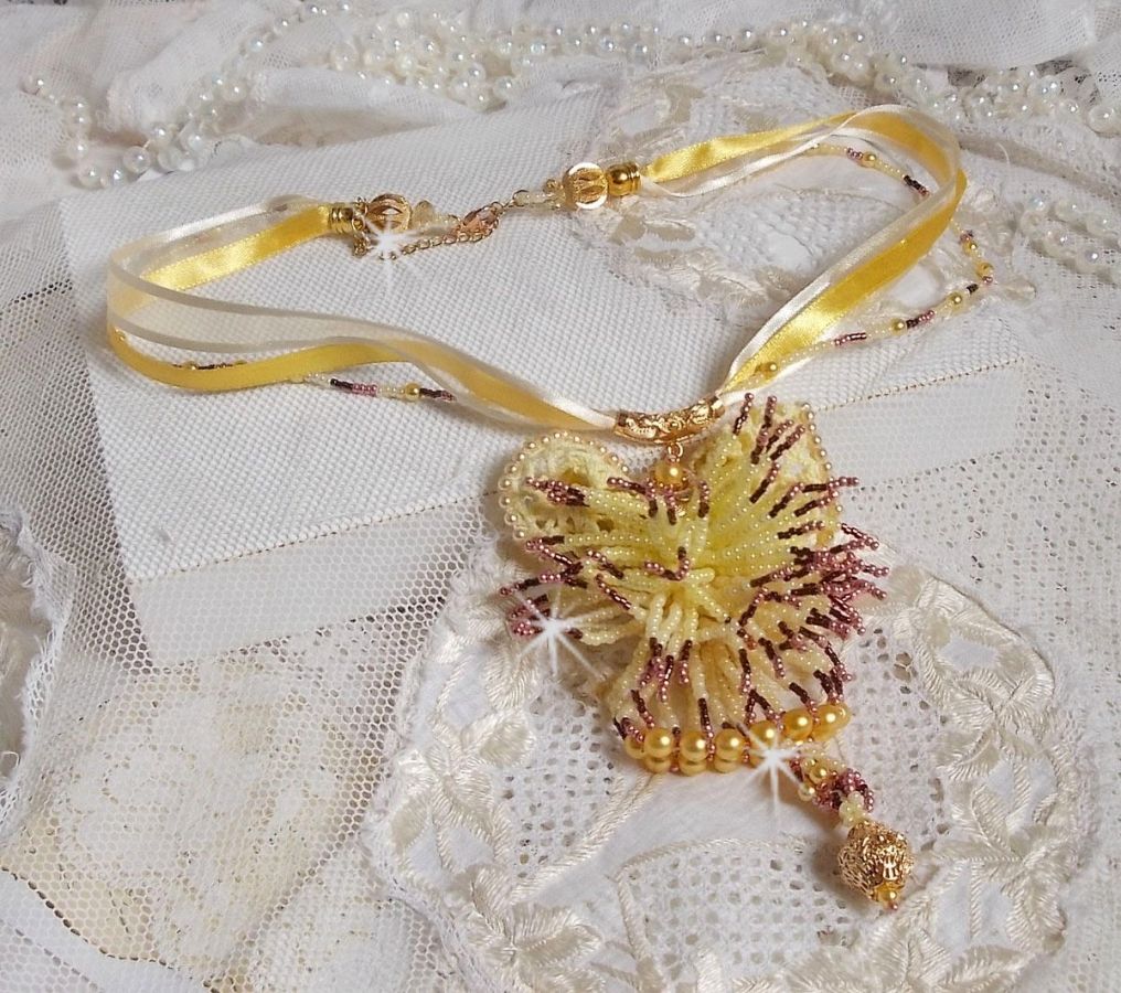 La Petite Robe Jaune pendant necklace with seed beads, Swarovski beads and others.