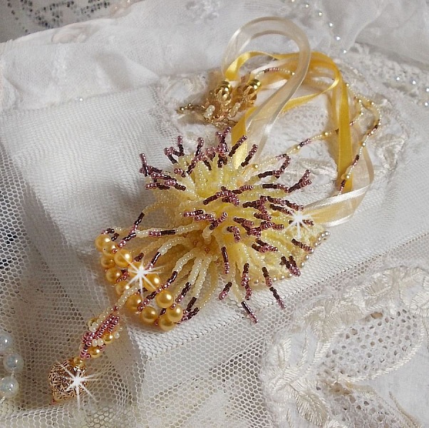 La Petite Robe Jaune pendant necklace with seed beads, Swarovski beads and others.
