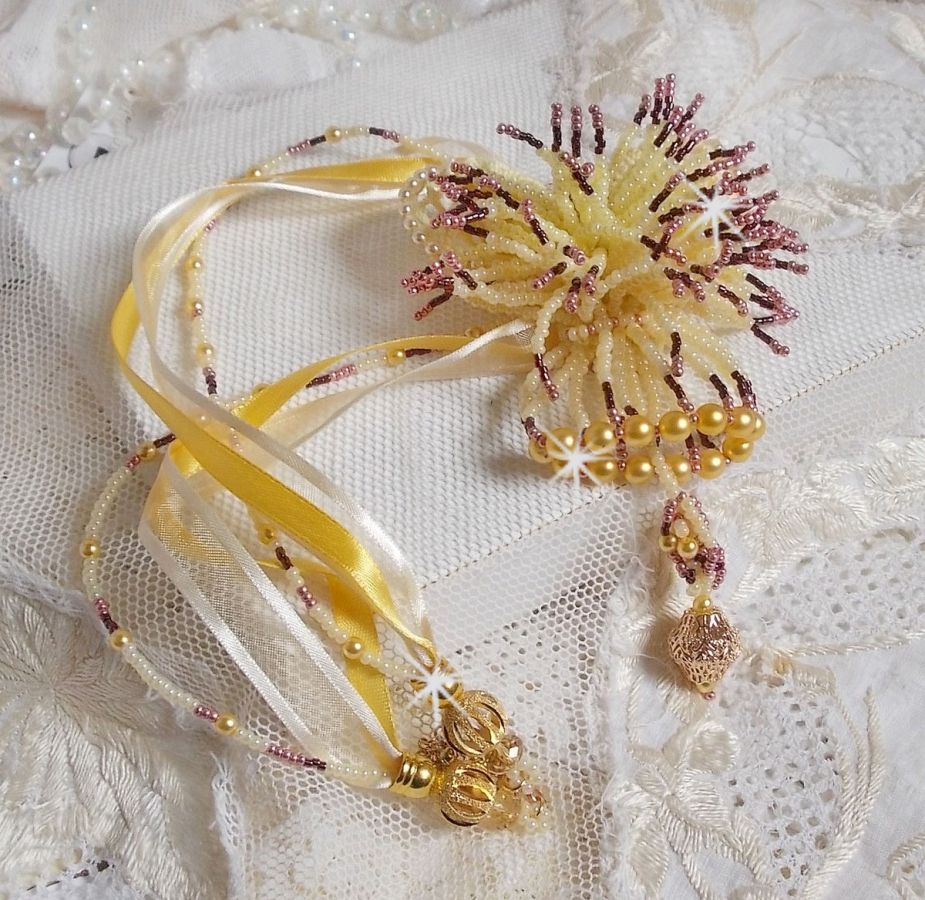 La Petite Robe Jaune pendant necklace with seed beads, Swarovski beads and others.