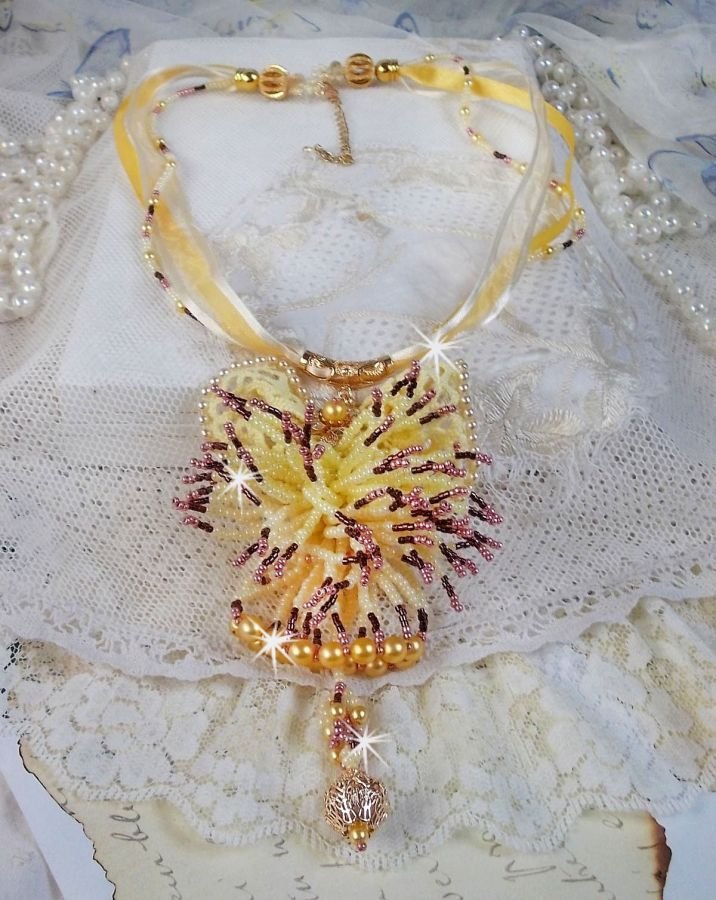 La Petite Robe Jaune pendant necklace with seed beads, Swarovski beads and others.