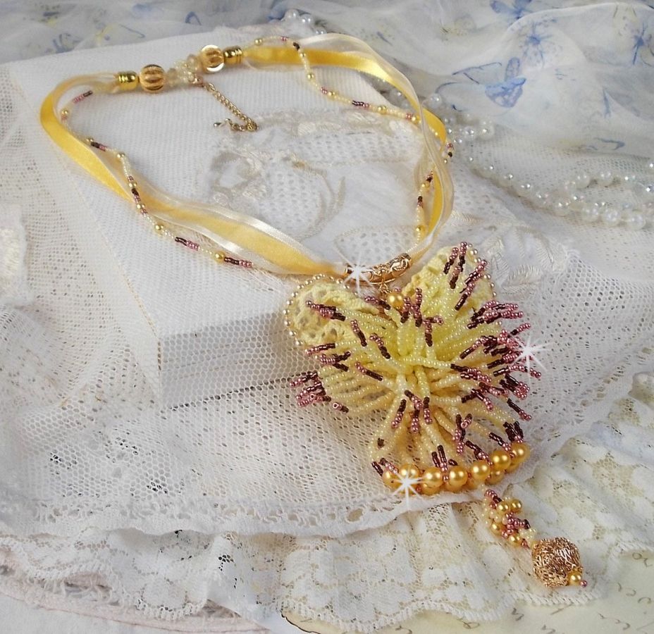 La Petite Robe Jaune pendant necklace with seed beads, Swarovski beads and others.