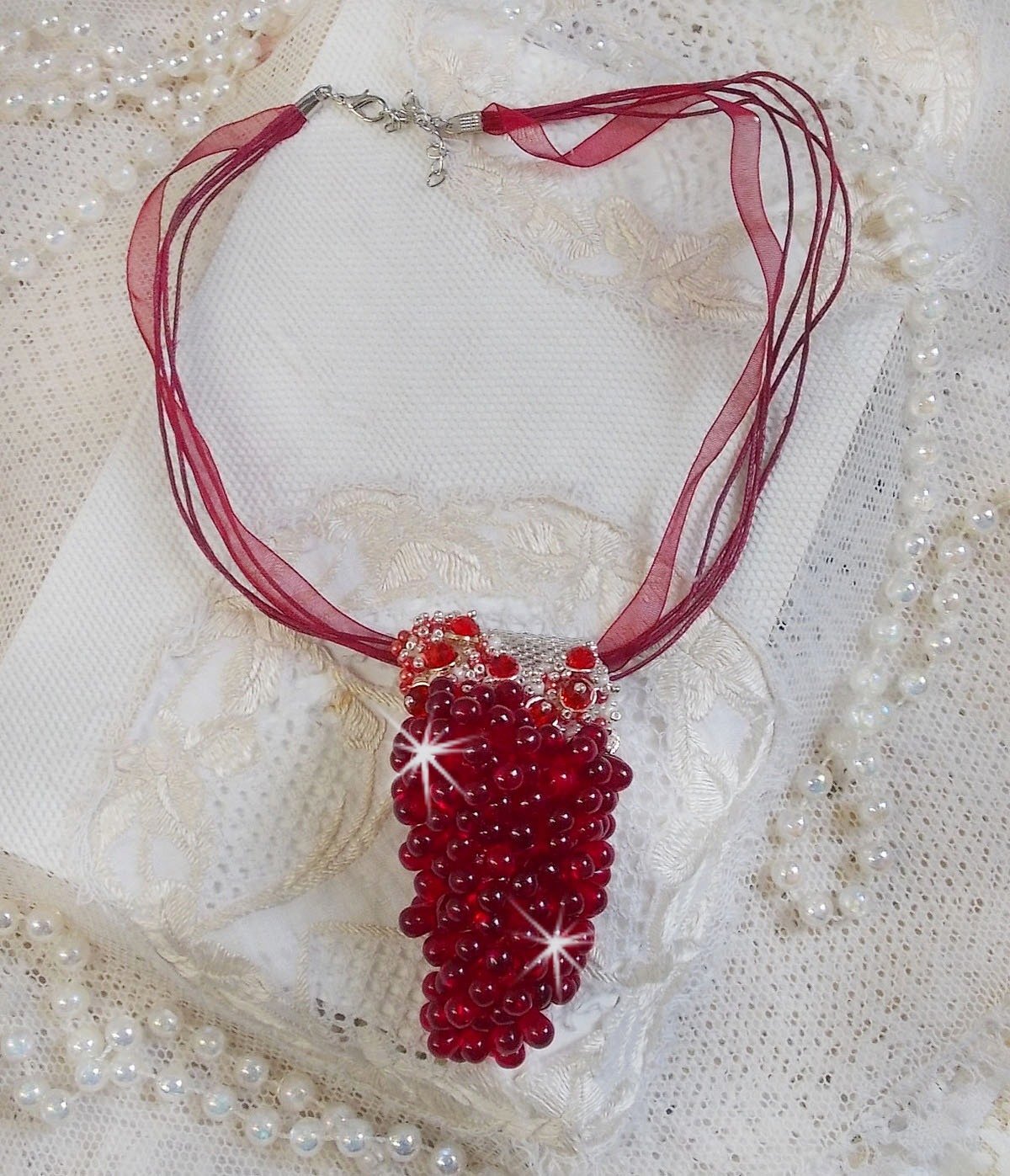 Pendant necklace Tendre Rouge with red glass drops, round faceted beads and pearly beads