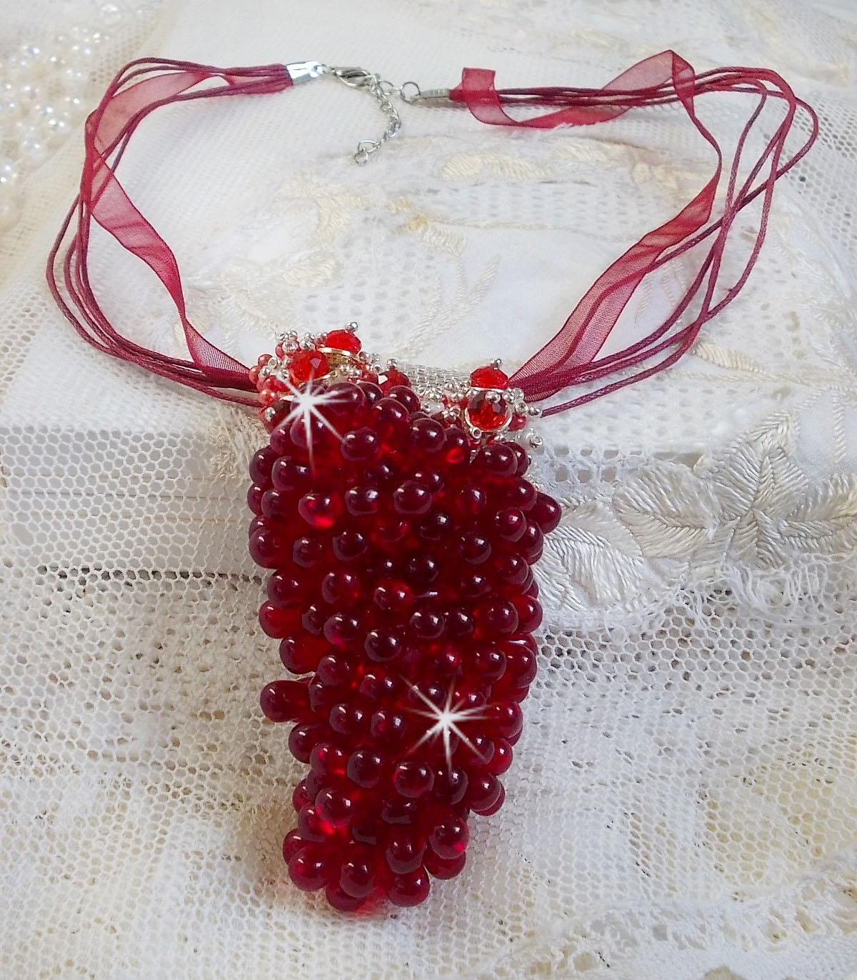 Pendant necklace Tendre Rouge with red glass drops, round faceted beads and pearly beads