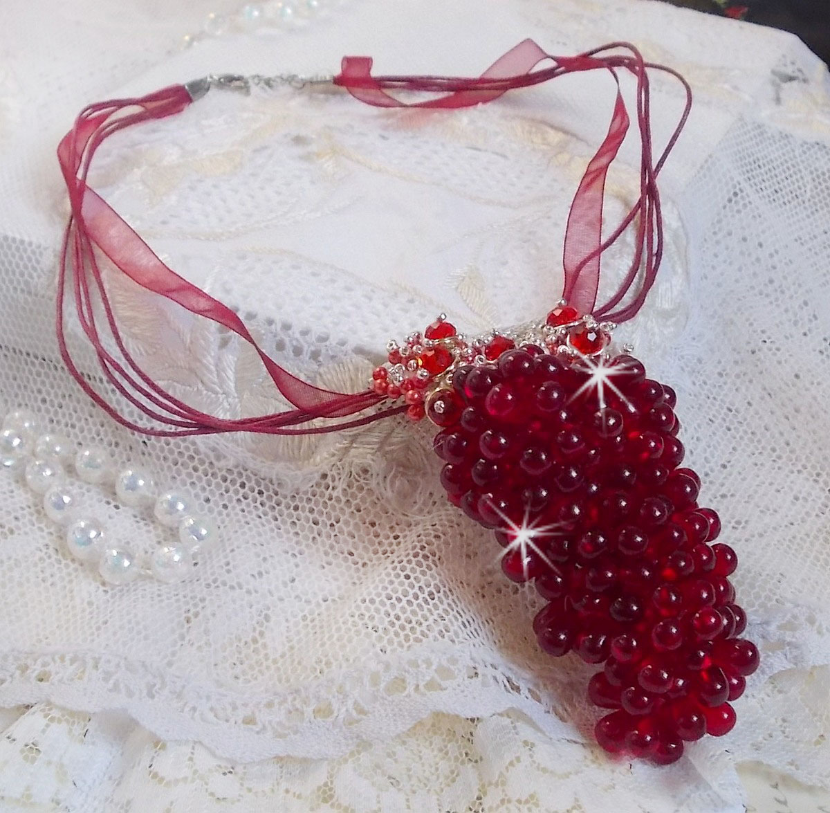 Pendant necklace Tendre Rouge with red glass drops, round faceted beads and pearly beads