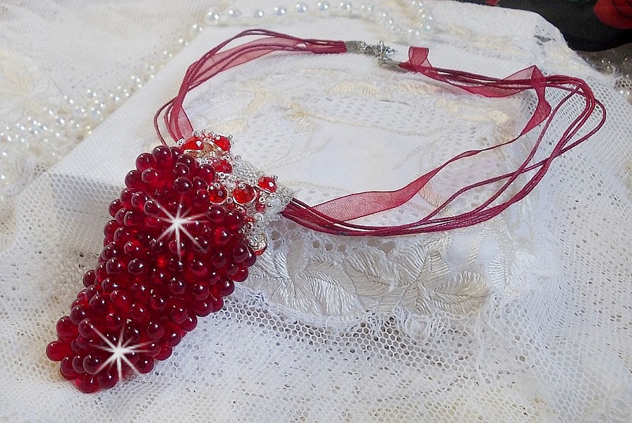 Pendant necklace Tendre Rouge with red glass drops, round faceted beads and pearly beads