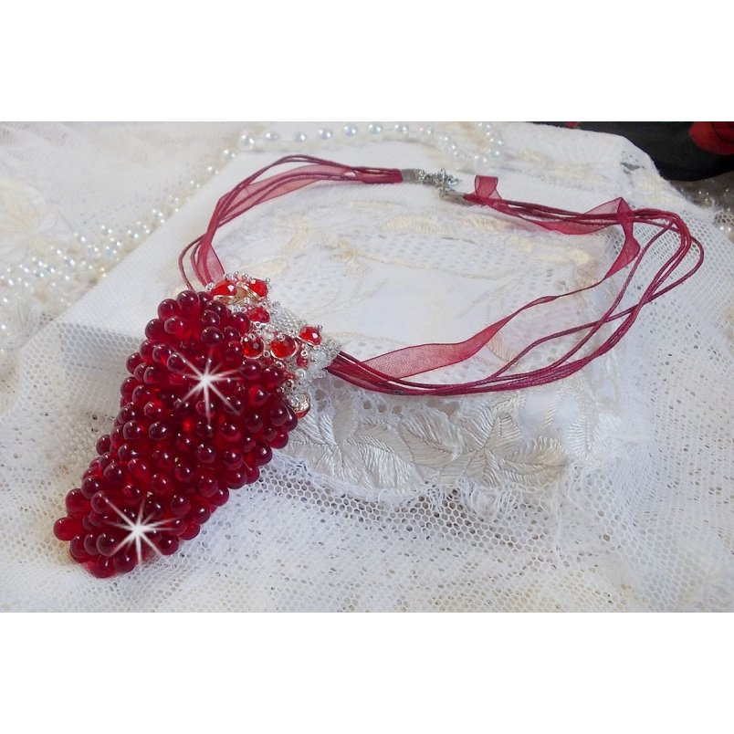 Pendant necklace Tendre Rouge with red glass drops, round faceted beads and pearly beads